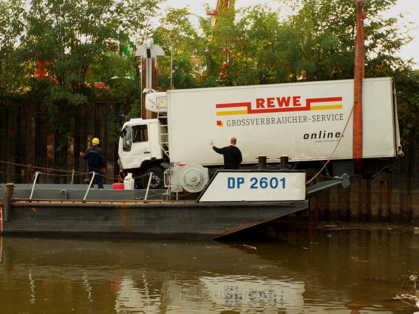 LKW faehrt in den Rhein Langel Hitdorf Faehre P352.JPG